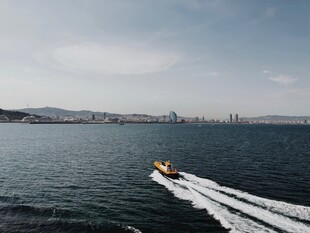 海上快艇破浪前行