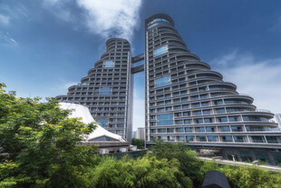 现代双子摩天大楼景观