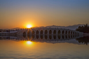 夕阳下的桥与湖面美景
