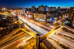 城市夜景中的繁华交通路段