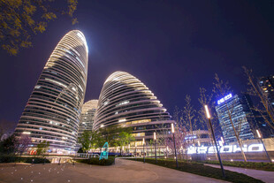 城市璀璨夜景摩天建筑群