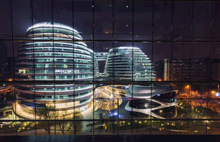 城市璀璨双圆建筑夜景