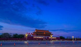 夜幕下的宏伟古代建筑