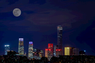 月夜下的繁华都市景观