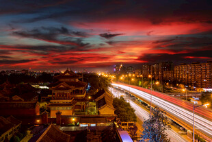 城市黄昏夜景中的车流光影