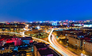 城市夜景中的璀璨道路