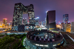 北京城市夜景中的现代建筑