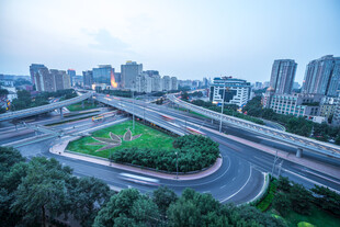 城市立交桥与周边建筑景观