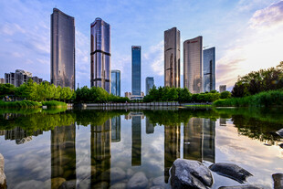 湖畔都市高楼美丽景致