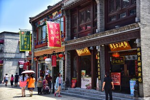 古街商铺行人往来景象