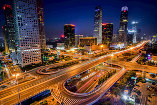 繁华都市夜景中的立交桥