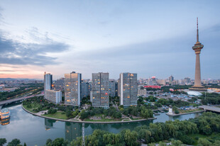 城市河畔与高塔美丽景致