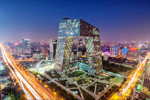 都市璀璨夜景中的摩天大楼