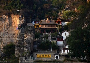 悬崖上的古朴寺庙建筑
