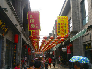 古街挂饰营造热闹氛围