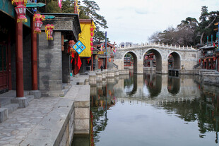 古桥河畔的中式街景