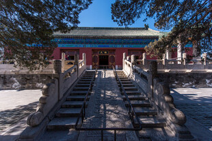 雪后古建庙宇台阶景致