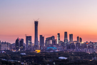 夕阳下的繁华都市天际线