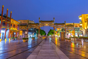 古城夜景街道灯火璀璨