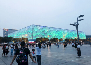 水立方前热闹的游客场景