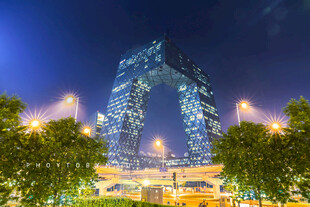 夜幕下的独特建筑景观