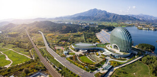 城市景观中的现代建筑与自然