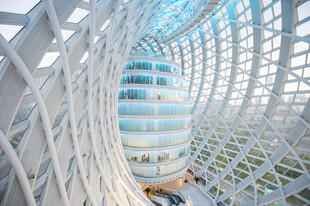 未来感十足的现代建筑空间