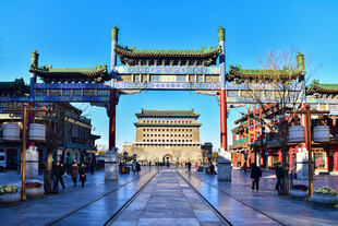 北京传统牌坊下的热闹街景