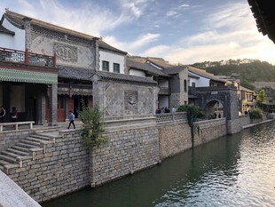 古村河畔建筑风光