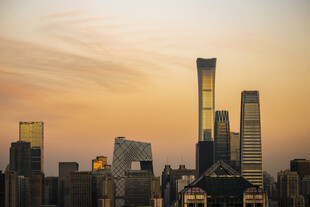 黄昏下的都市高楼景观