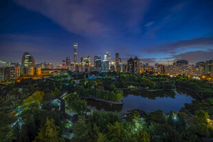 城市湖畔夜景璀璨灯火