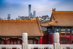 故宫一角与现代都市天际线