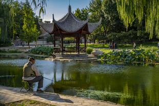 湖畔老人静享垂钓时光