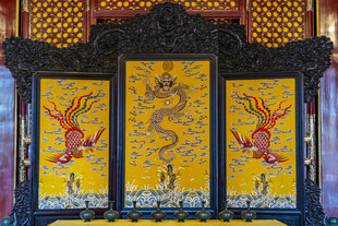 中式屏风上的精美龙纹图案