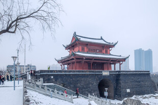 雪中古城楼尽显古韵之美