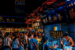 热闹的夜间集市场景