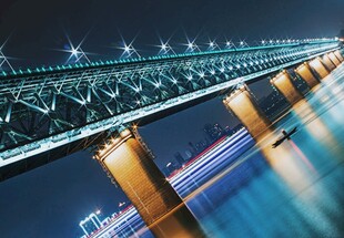 夜晚桥梁灯光璀璨景象
