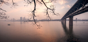 黄昏下的城市桥梁风景