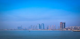 海滨城市天际线景观