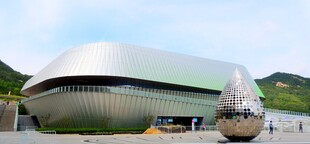 现代风格弧形建筑外观