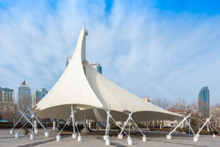 现代风格白色锥形建筑景观