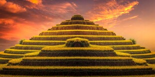 夕阳下的神秘金字塔