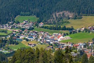 山间美丽村落俯瞰景象