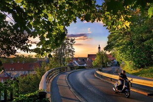 夕阳下的公路骑行美景