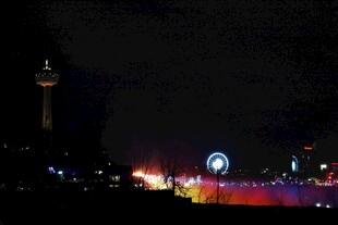城市夜景中的绚丽彩灯景观