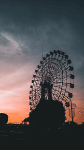 夕阳下的摩天轮剪影
