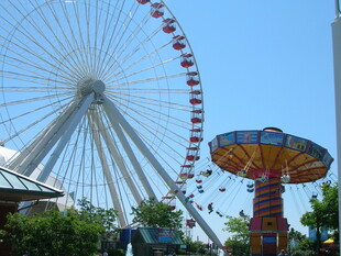 游乐园中的摩天轮与设施