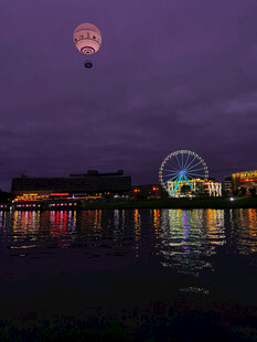 夜幕下的摩天轮与热气球