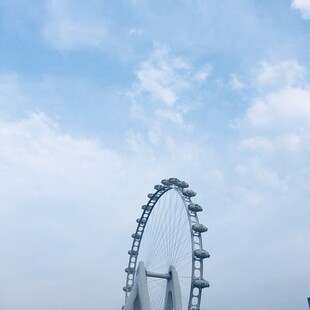 天空下的巨型摩天轮奇观