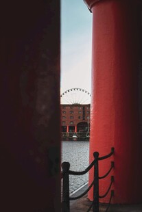 红柱旁的河畔景致